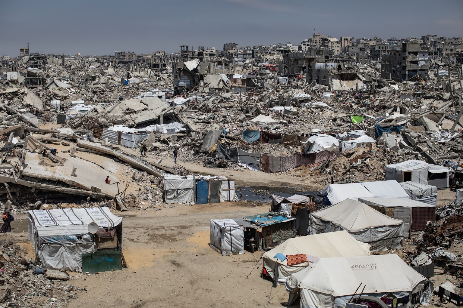 epa12077997 A general view from a school housing displaced people in Jabalia camp, north of Gaza City, 06 May 2025. EPA/HAITHAM IMAD