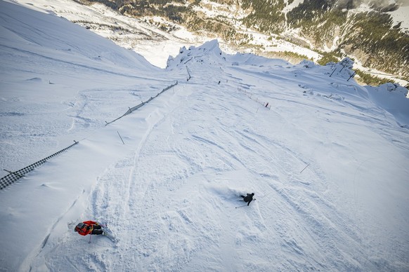 Une vue aerienne montre des skieurs au depart de leur descente lors de la journee d&#039;inauguration et ouverture officielle de la piste de ski &quot;Black Wall&quot;, faisant partie des trois pistes ...