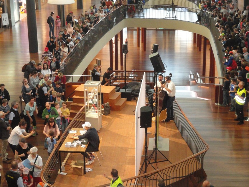 Afflux massif de fans pour une séance d’autographes de Marco Odermatt.