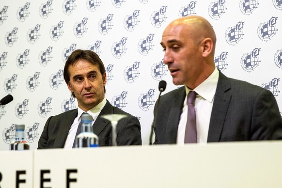 epa06755450 Julen Lopetegui, entrenador de la selección española de fútbol (izquierda), escucha a Luis Rubiales (derecha), nuevo presidente de la Real Federación Española de Fútbol (RFEF), durante una rueda de prensa tras la prórroga...