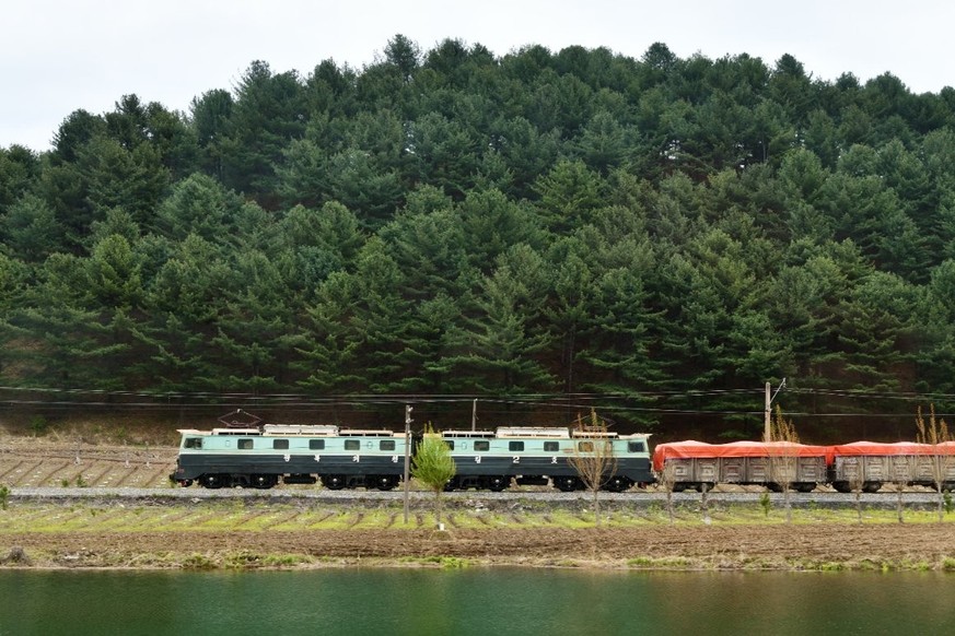 Un train sillonnant la campagne de la région de Pyongyang.