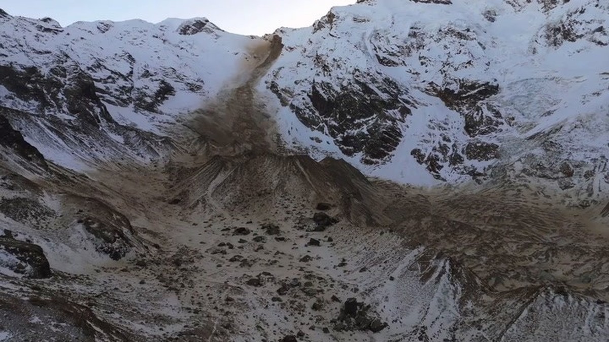 Un &eacute;boulement massif est en cours pr&egrave;s du plus haut sommet de Suisse