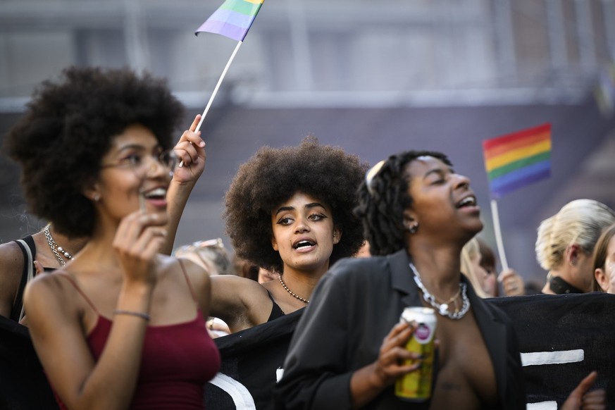 Des manifestants prennent part a une marche des fiertés de l&#039;association «Pride de Nuit» samedi 2 juillet 2022 a Lausanne.