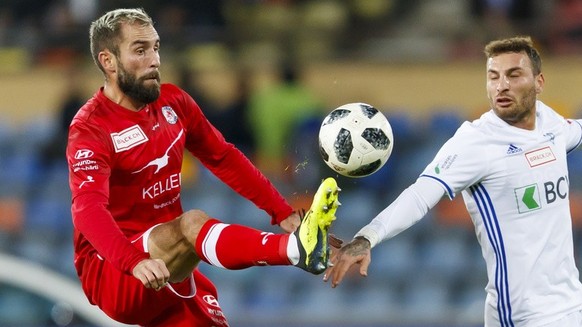 Le joueur zuerichois Granit Lekaj, a gauche, lutte pour le ballon avec l&#039;attaquant lausannois Francesco Margiotta, a droite, lors de la rencontre de football de Challenge League entre le FC Lausa ...