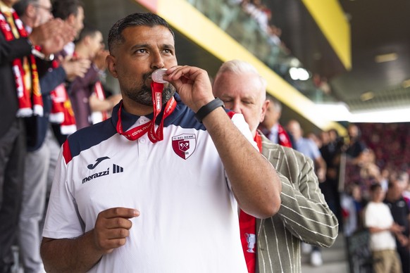 Trainer Samir Chaibeddra (FC Biel) kuesst die Medaille nach dem 100. Schweizer Fussball Cup Final zwischen dem FC Biel-Bienne und FC Basel, am Sonntag 1. Juni 2025, im Stadion Wankdorf in Bern. (KEYST ...