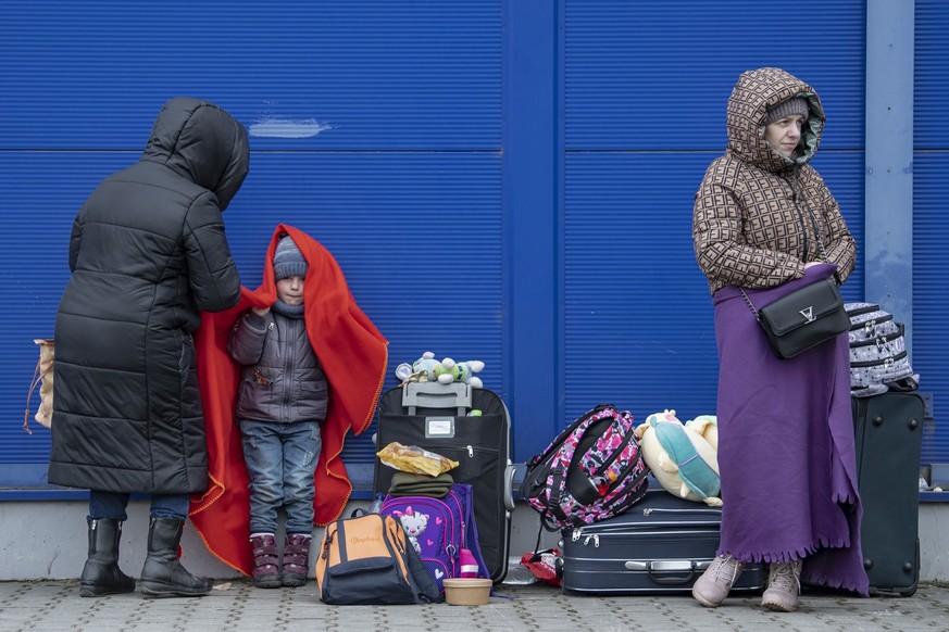 Eine gefluechtete Familie am Bahnhof von Przemysl, Polen, wo Fluechtlinge des Ukrainekrieges an der polnisch-ukrainischen Grenze ankommen, am Freitag, 4. Maerz 2022. Tausende von Fluechtlingen, die vo ...
