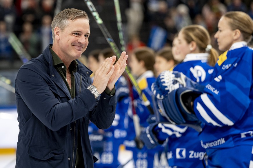 Der Zuger Maenner Head Coach Dan Tangnes (EVZ) feuert die Frauen an vor dem zweiten Finalspiel der Eishockey Postfinance Women&#039;s League zwischen dem EV Zug und dem SC Bern, am Sonntag, 23. Maerz  ...