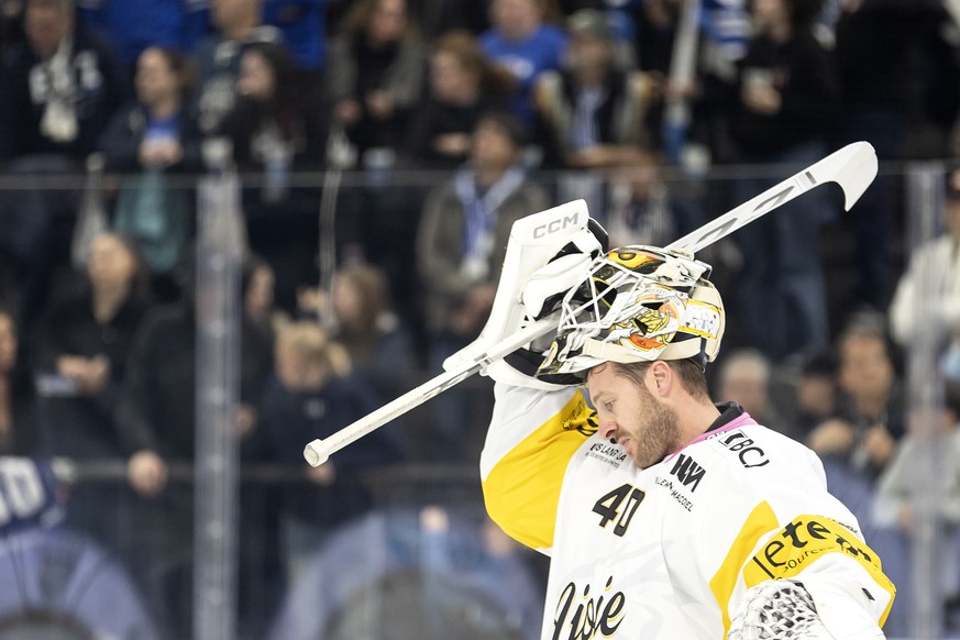 Ajoies Torhueter Damiano Ciaccio im Spiel der Eishockey National League zwischen dem EV Zug, EVZ, und dem HC Ajoie am Donnerstag, 23. Oktober 2025 in der OYM Hall in Zug. (KEYSTONE/Alexandra Wey)