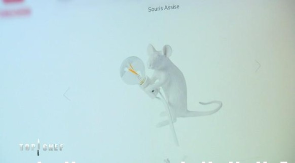 <strong>«Souris assise.»</strong>