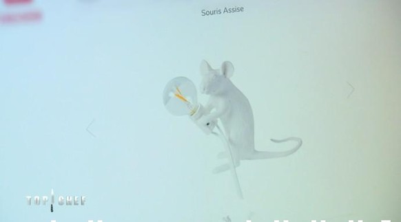 «Souris assise.»