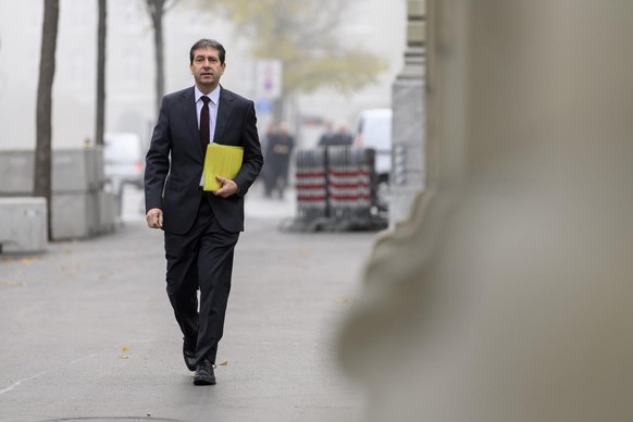 Vizekanzler Andre Simonazzi, Bundesratssprecher, schreitet zu den Von-Wattenwyl-Gespraechen, am Freitag, 12. November 2021, vor dem Bernerhof, in Bern. (KEYSTONE/Anthony Anex)