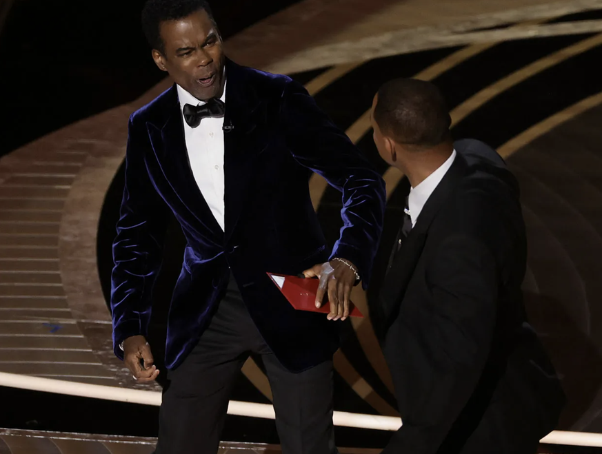 Will Smith gifle Chris Rock à la cérémonie des Oscars 2022, après une blague qui a mal tourné.