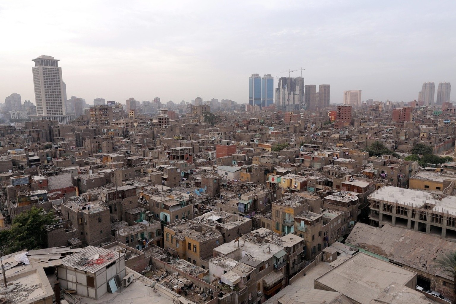 epa04678847 A general view showing the Bulaq slum in Cairo, Egypt, 25 March 2015. According to estimates, about 16 million Egyptians live in slum neighborhoods lacking basic facilities and even at ris ...