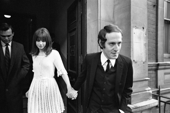 Jane Birkin est décédée. Icône de mode, Elle restera célèbre pour son style simple et intemporel. Hommage à celle qui ne portait si chaussettes, et rarement de culotte.