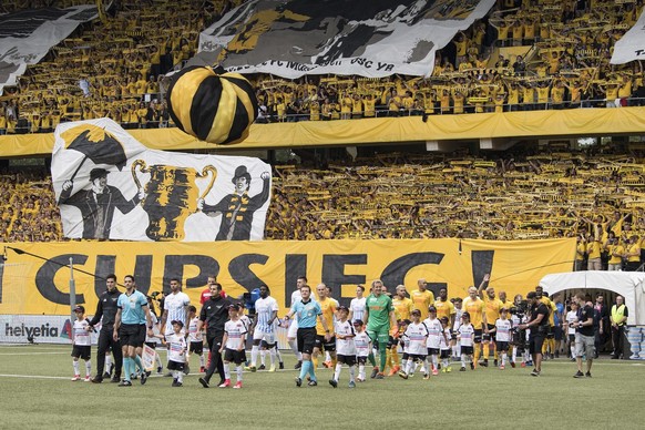 Die Mannschaften erscheinen im Schweizer Fussball Cupfinalspiel zwischen den Berner Young Boys und dem FC Zuerich, am Sonntag 27. Mai 2018, im Stade de Suisse in Bern. (KEYSTONE/Peter Schneider)