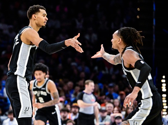 Wembanyama (à gauche) et les Spurs ont à nouveau battu le Thunder jeudi