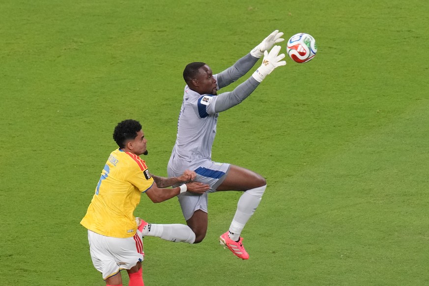 Congo goalkeeper Lionel Mpasi (1) makes a save against Colombia's Luis Diaz (7) during the World Cup Group K soccer match between Colombia and Congo in Zapopan, near Guadalajara, Mexico, Tuesday, ...