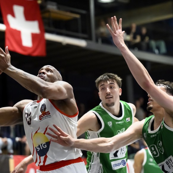 Juwann James (à gauche) et les Lions de Genève sont allés s'imposer à la salle Ste-Croix mardi