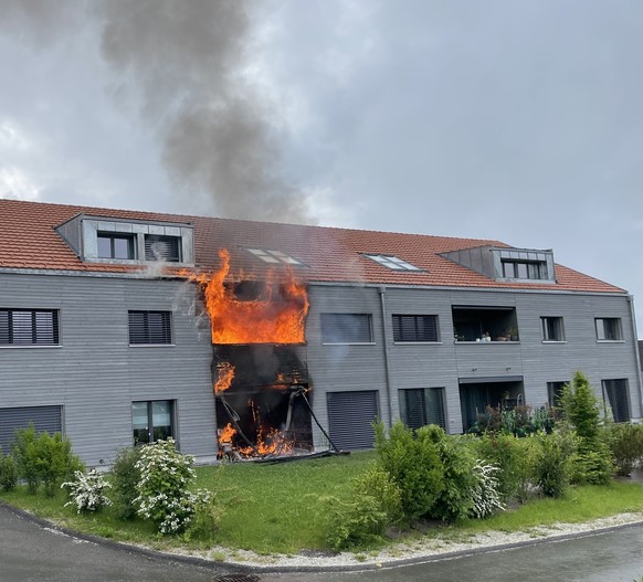 Lors de leur intervention, les hommes du feu ont également mis en sécurité un chien et deux tortues, a indiqué la police fribourgeoise. Les habitants seront relogés grâce à l’appui des services commun ...