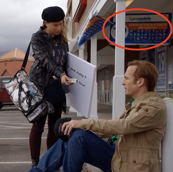 Filmfehler Better Call Saul

https://www.reddit.com/r/MovieMistakes/comments/xin21r/better_call_saul_s3e07_an_ad_for_lycamobile_is/