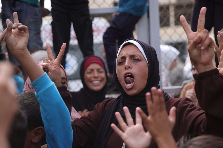 Les Palestiniens célèbrent à Deir al-Balah, dans le centre de la bande de Gaza, le 9 octobre 2025, après l&#039;annonce d&#039;un nouvel accord de cessez-le-feu à Gaza.