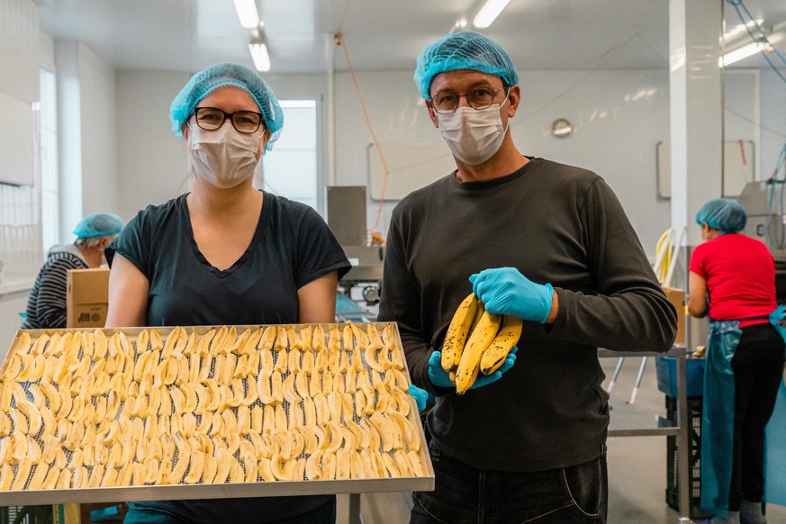 Olivia Menzi en compagnie de Roland Kauderer de «Öpfelfarm», l'entreprise familiale thurgovienne avec laquelle son association a fabriqué les bâtonnets de banane séchée.