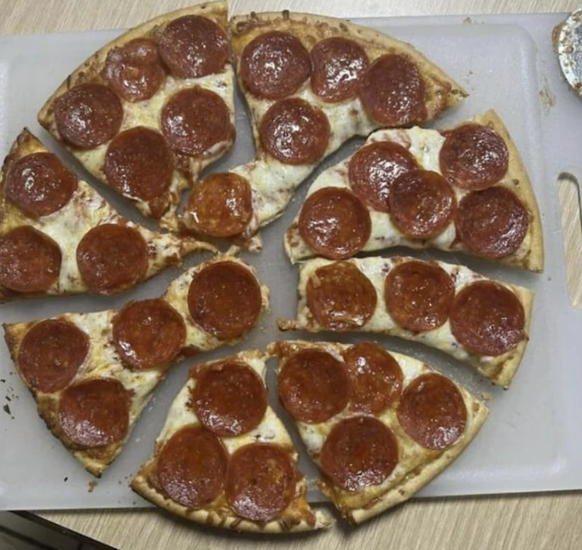 Lustigen Fails der Woche: Pizza falsch geschnitten