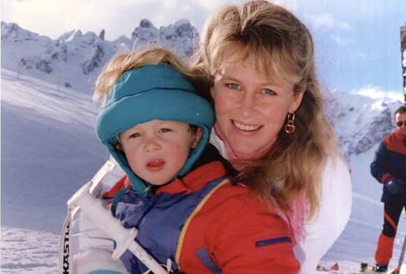 Avec sa mère Hege en décembre 1993.