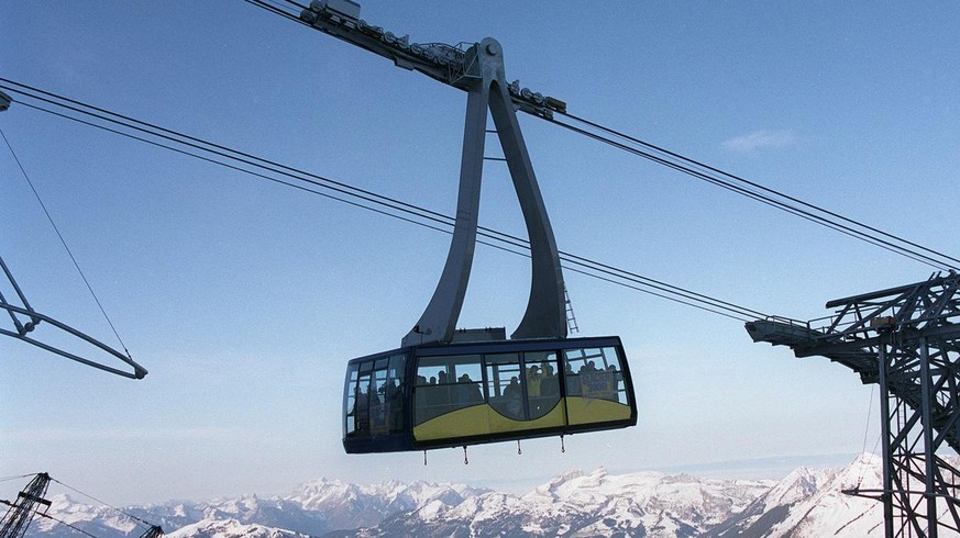 Une cabine du nouveau telepherique de la societe Glacier 3000 Region les Diablerets-Gtsaad SA arrive a la station intermediaire pour rejoindre le glacier des Diablerets, ce samedi 13 novembre 1999 au  ...