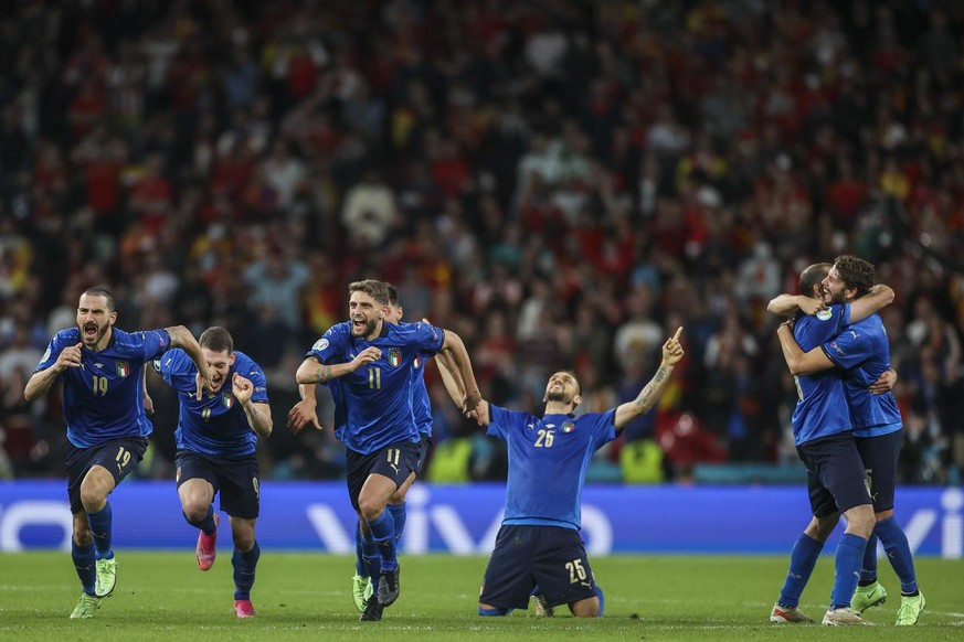 Les footballeurs italiens fêtent la qualification de leur équipe en finale de l'Euro, après avoir battu l'Espagne aux tirs au but mardi soir à Wembley. 