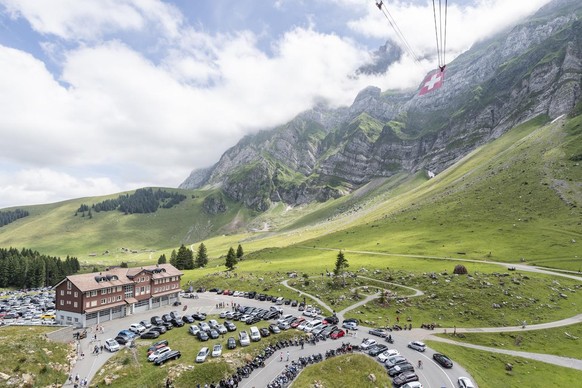 Anlaesslich des Nationalfeiertags zeigt sich die 6400 Quadratmetern grosse Schweizerfahne am Saentis, aufgenommen am Donnerstag, 1. August 2019 auf der Schwaegalp. (KEYSTONE/Ennio Leanza)