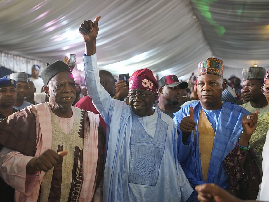 Bola Tinubu (au centre) a cumulé plus de 8,8 millions de voix, remportant l&#039;une des élections les plus disputées de l&#039;histoire démocratique du Nigeria.