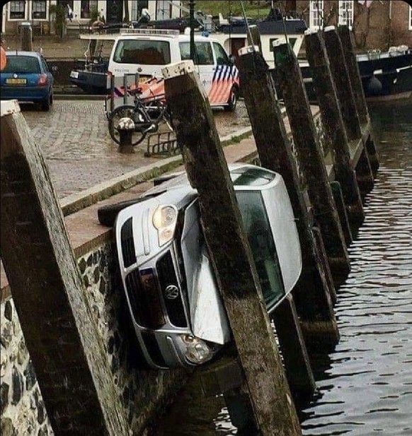 Faildienstag: Auto fällt in Pfeiler