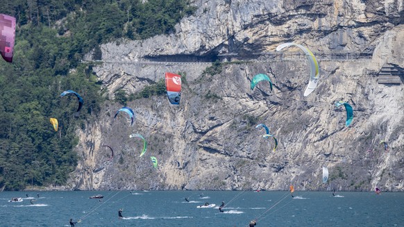Wind- und Kitesurfer nutzen den starken Bisen-Wind auf dem Urnersee.