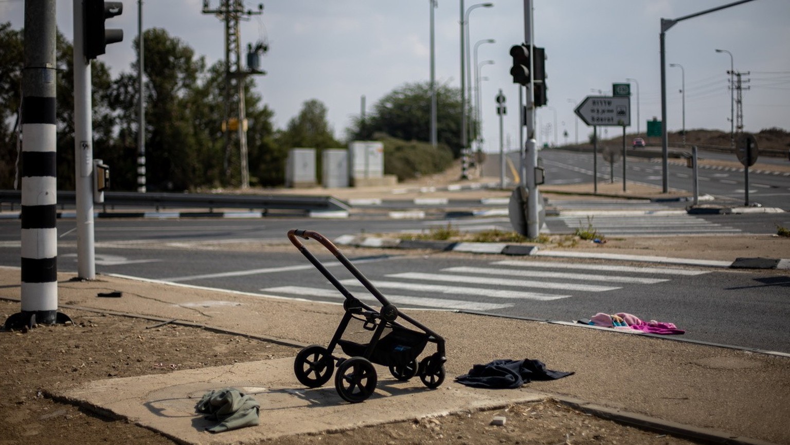 Une poussette abandonnée et des vêtements sur le bord de la route près de Sderot, dans le sud d&#039;Israël, le 11 octobre 2023.