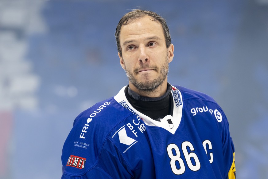 Julien Sprunger (HCFG) reagiert vor einem gigantischen Tifo zu seinen Ehren, kur vor dem funften Playoff-Viertelfinalspiel der National League zwischen dem HC Fribourg Gotteron und SC Rapperswil-Jona  ...