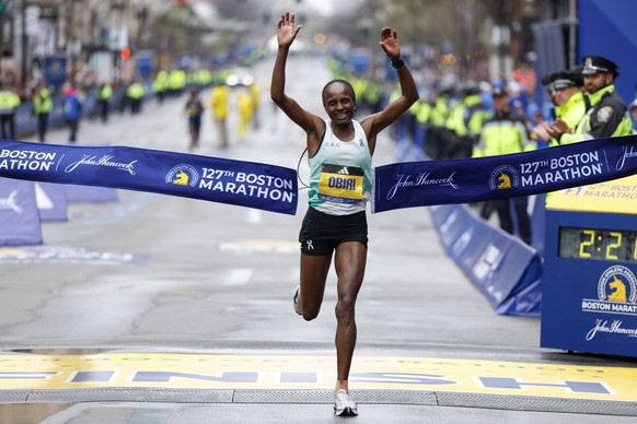 epa10577131 Hellen Obiri of Kenya crosses the finish line to win the Women&#039;s Division of the 127th Boston Marathon in Boston, Massachusetts, USA, 17 April 2023. EPA/CJ GUNTHER