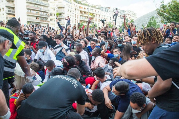 epa09409550 Paris Saint-Germain&#039;s fans tear down a security barrier during Argentinian striker Lionel Messi (unseen) official presentation in front of the Parc des Princes stadium, in Paris, Fran ...