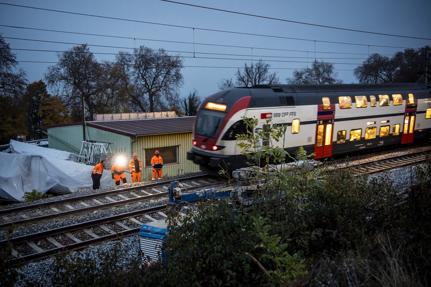 Un train des CFF/SBB circule le vendredi 12 novembre 2021 a Tolochenaz. Les trains ont recommence a circuler vendredi matin sur la ligne CFF entre Lausanne et Geneve, a vitesse reduite dans le secteur ...