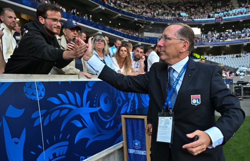 LILLE, FRANCE - MAY 25: John Textor president of Lyon greets fans of Lyon during the French Cup Final between Olympique Lyonnais (OL, Lyon) and Paris Saint-Germain (PSG) at Stade Pierre Mauroy, Decath ...