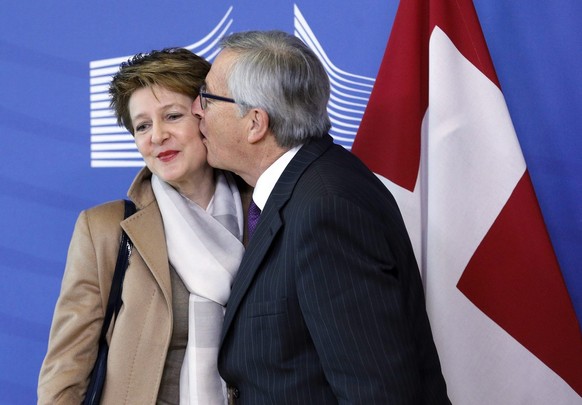 BILD DER WOCHE INTERNATIONAL - European Commission President Jean-Claude Juncker (R) welcomes Swiss President Simonetta Sommaruga (L) prior to a meeting at EU commission headquarters in Brussels, Belg ...