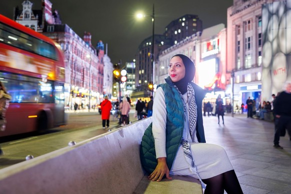 Hanya al Jamal ne s'est pas encore tout à fait habituée à sa vie londonienne.