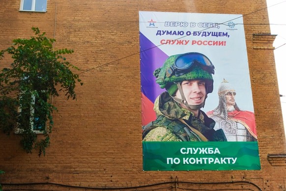 Bannière de recrutement sur un mur de briques à Saint-Pétersbourg avec un soldat russe moderne et un guerrier historique. Saint-Pétersbourg, RUSSIE 27 JUILLET 2025