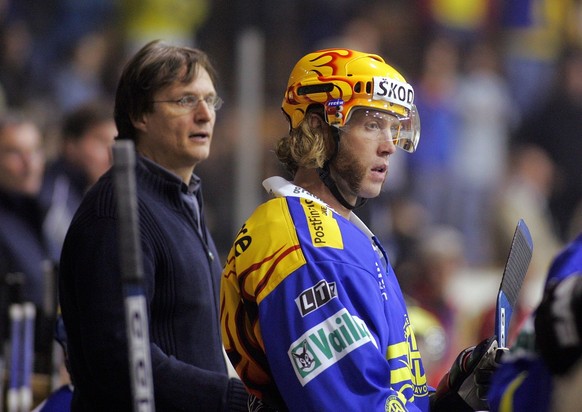 Arno Del Curto, Trainer des HC Davos, links, mit seinem NHL-Star Joe Thornton, rechts, auf der Spielerbank, beim Eishockeyspiel der Nationalliga A zwischen dem HC Davos und dem SC Rapperswil-Jona, am  ...