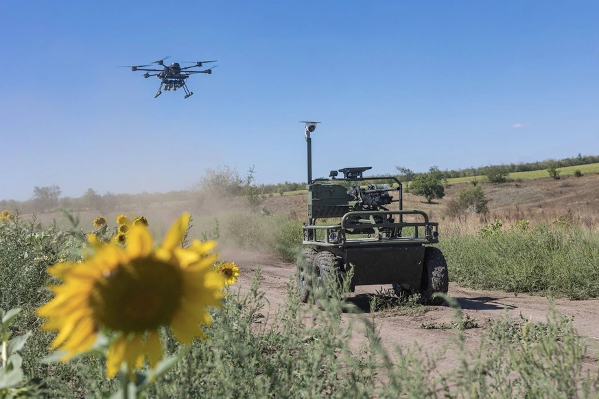Les robots de combat sont généralement utilisés en association avec des drones.