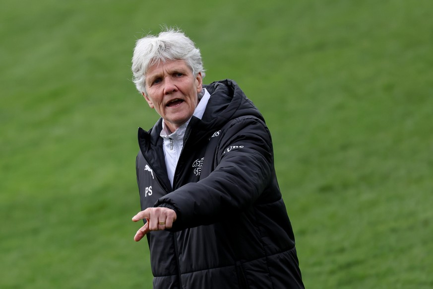 Pia Sundhage waehrend dem Training der Schweizer Nationalmannschaft der Frauen im Vorfeld der Nationsleague Spiele, am Montag, den 31. Maerz 2025, neben dem Letzigrund Stadion in Zuerich. (KEYSTONE/Ch ...