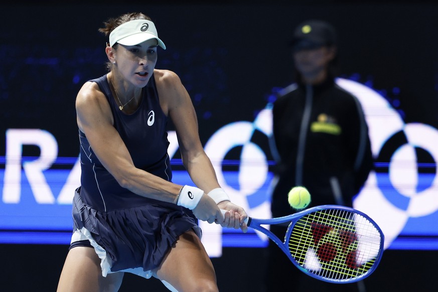 epa12483209 Belinda Bencic of Switzerland in action against Linda Noskova of the Czech Republic during the singles final match of the Pan Pacific Open tennis tournament in Tokyo, Japan, 26 October 202 ...