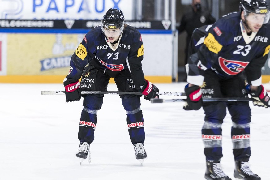 Les hockeyeurs fribourgeois, Sandro Schmid (à gauche) et Samuel Walser, résignés, après une défaite lors de la saison régulière.