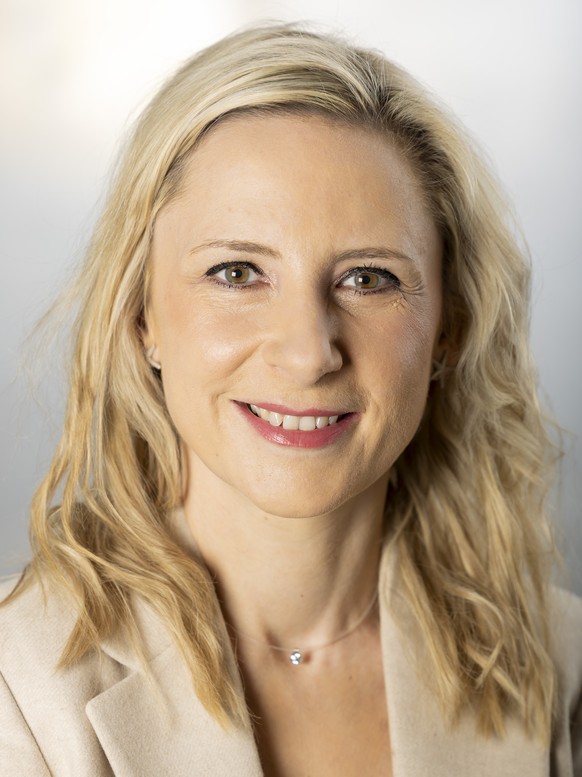 La candidate PLR Natacha Buffet-Desfayes pose pour le photographe avant l&#039;emission de Leman Bleu &quot;Le Grand Debat&quot; pour l&#039;election du Conseil administratif de la ville de Geneve, ce ...