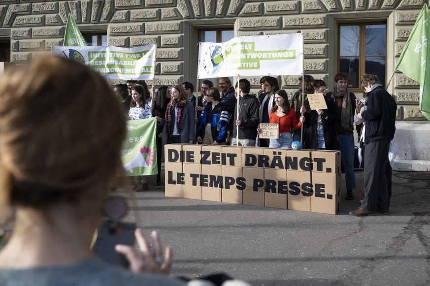 Personen der Jungen Gruene Schweiz reichen die Umweltverantwortungsinitiative ein, am Dienstag, 21. Februar 2023, in Bern. Diese Initiative fordert, die planetaren Grenzen als Rahmen unserer Wirtschaf ...